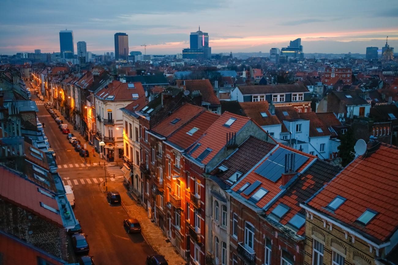 Toits et façades de Bruxelles à la tombée du jour